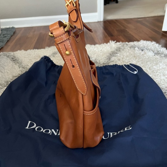 Dooney and Bourke Lucy medium hobo in Natural Florentine leather. - Picture 4 of 12